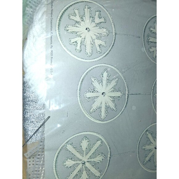 Vintage Plastic Canvas Ornaments Kit Silver Snowflakes 4 1/2" Circle 100% Orlon - Picture 5 of 7